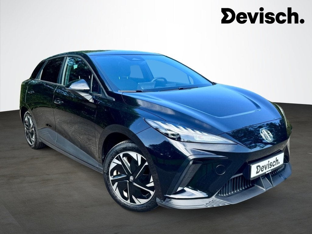 MG MG4 COMFORT 64 KWH (bj 2023, automaat), Auto's, MG, 4 zetels, Gebruikt, Zwart, Zwart