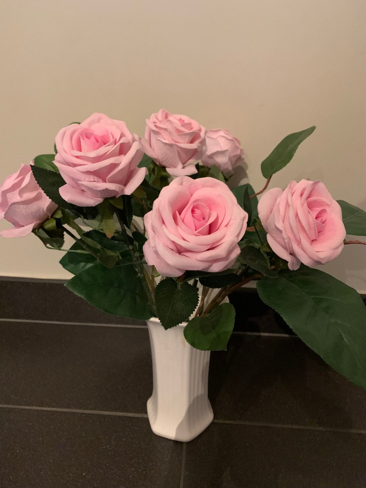 Witte vaas met roze rozeboeket, Ophalen, Binnen, Roze, Kunstbloem