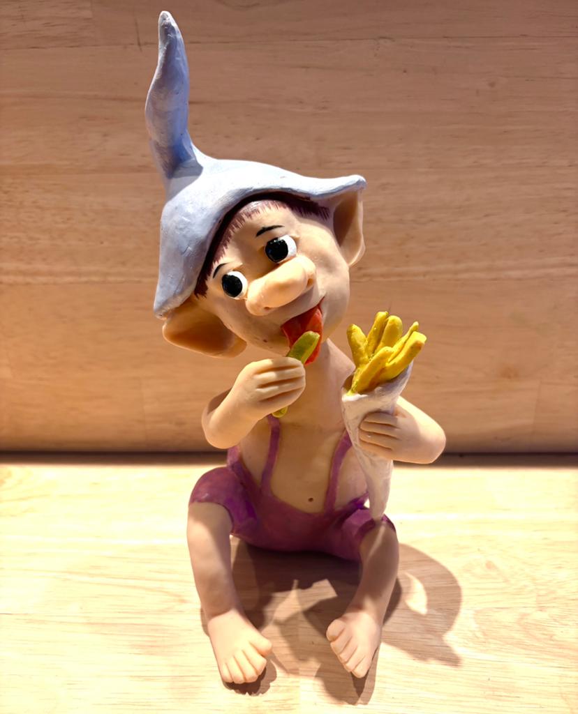 Schattige Bipolino trol met pakje friet - 23 cm, Verzamelen, Poppetjes en Figuurtjes, Ophalen of Verzenden
