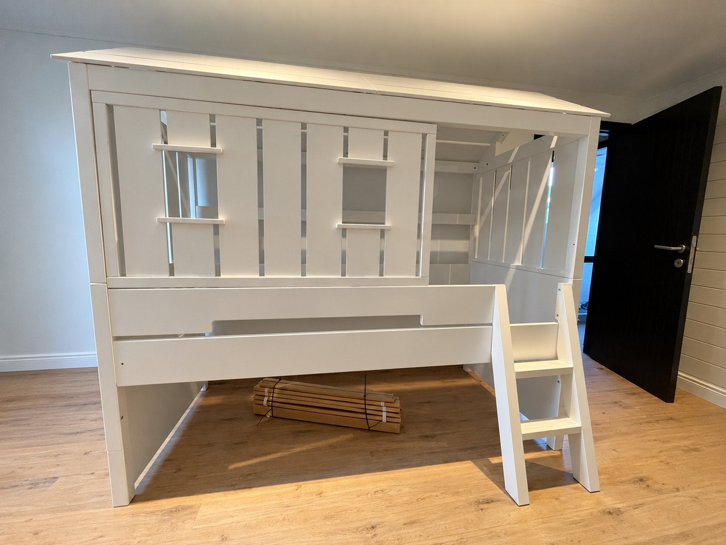Huisjes kinder bed met trapje - Bobita, Kinderen en Baby's, Ophalen, 85 tot 100 cm, Gebruikt, Lattenbodem