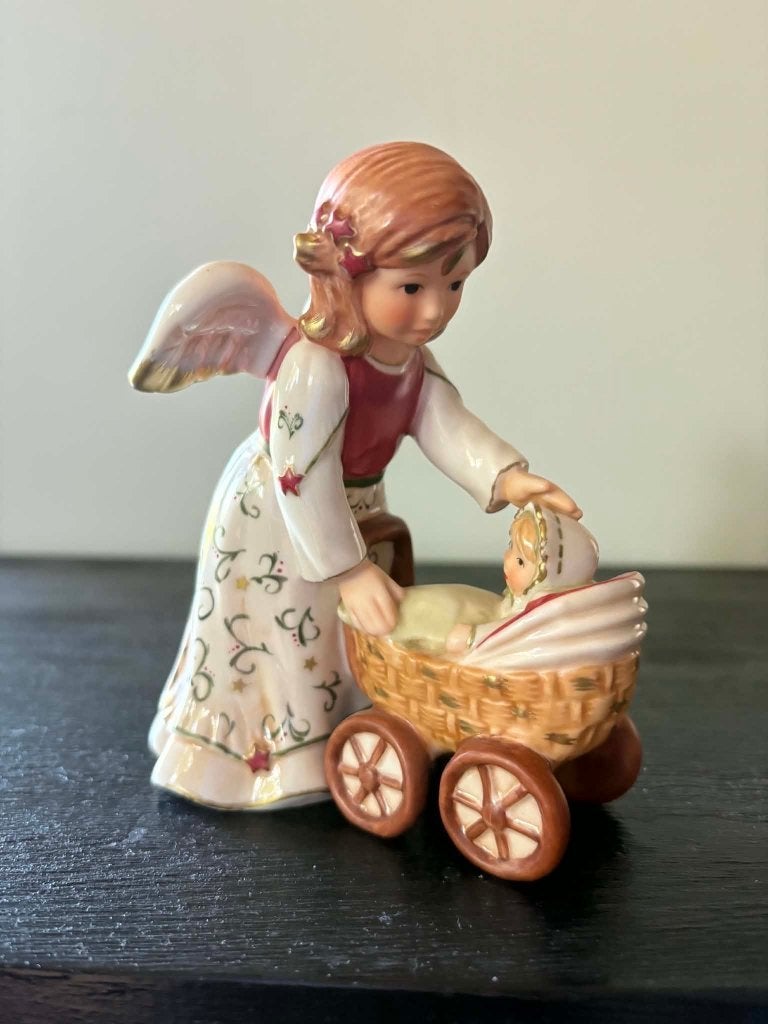 Goebel engel met poppenwagen, Verzamelen, Beelden en Beeldjes, Ophalen of Verzenden, Zo goed als nieuw