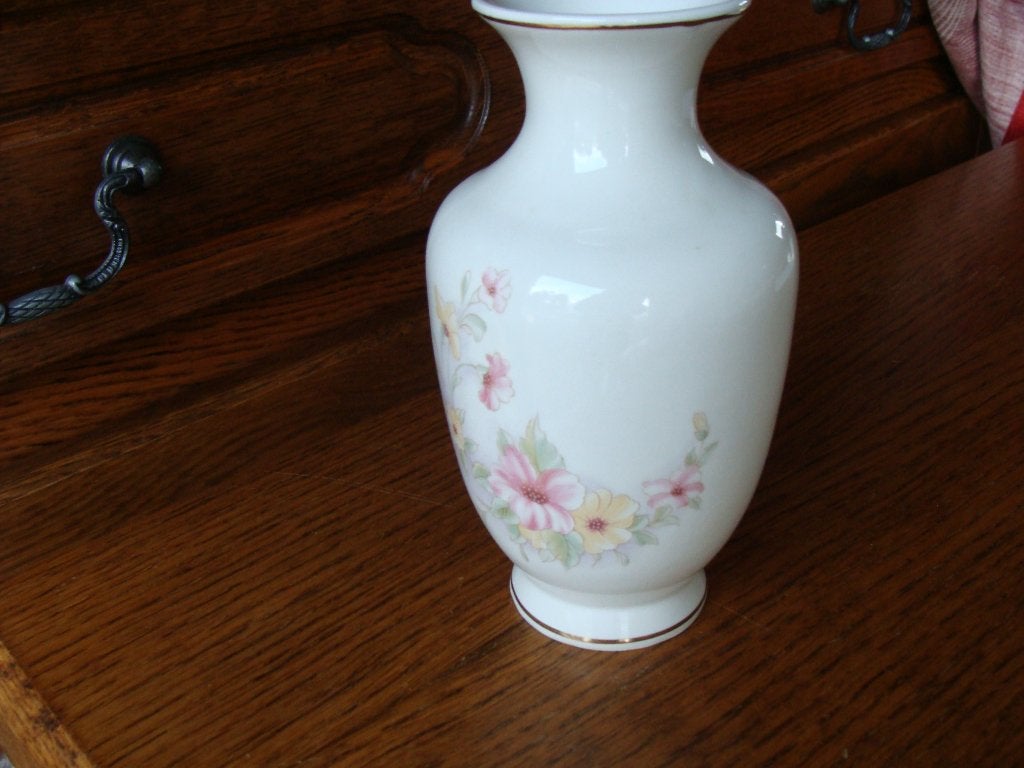1vase porcelaine, poinçonné, 1vase papillon jaune, neuf, Enlèvement ou Envoi, Convient pour fleurs séchées, Autres couleurs, Autres matériaux
