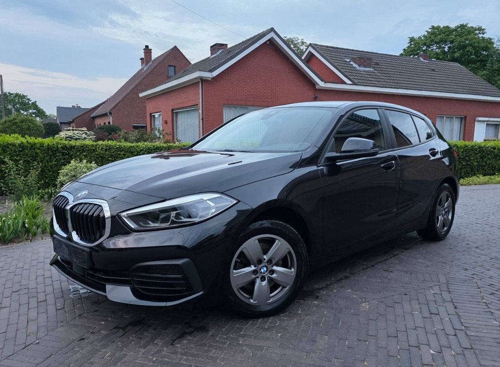 BMW 118I AUTOMAAT 1STE EIGENAAR MET 90K KM, Auto's, BMW, Automaat, Zwart, Particulier, 1 Reeks