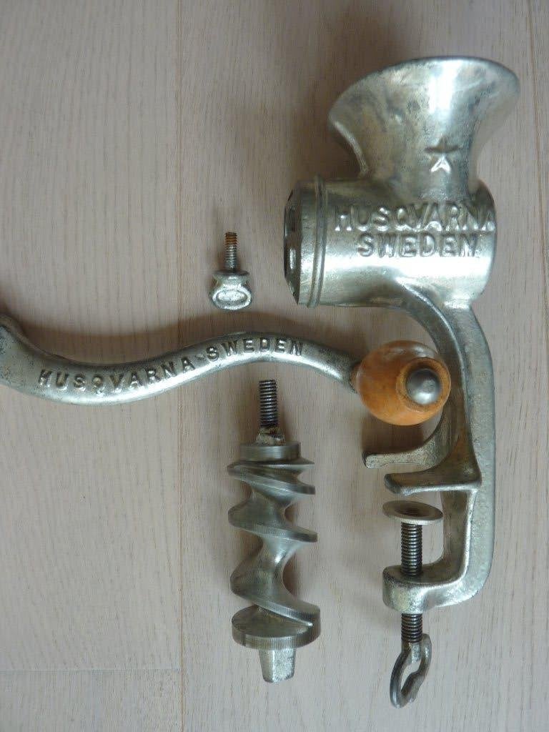 Hachoir à viande manuel Husqvarna (vintage)., Enlèvement ou Envoi, Autres marques, Argent, Utilisé