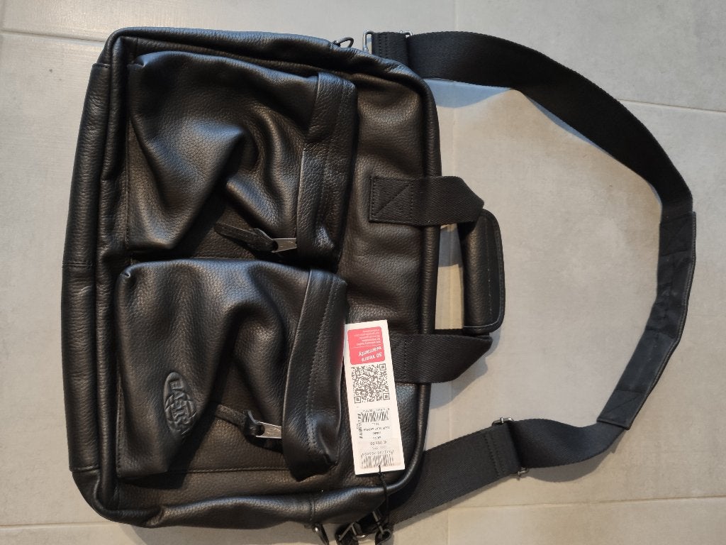 Sac d'ordinateur / Sacoche en cuir véritable Eastpak Tomek, Handtassen en Accessoires, Ophalen, 30 tot 40 cm, Minder dan 30 cm
