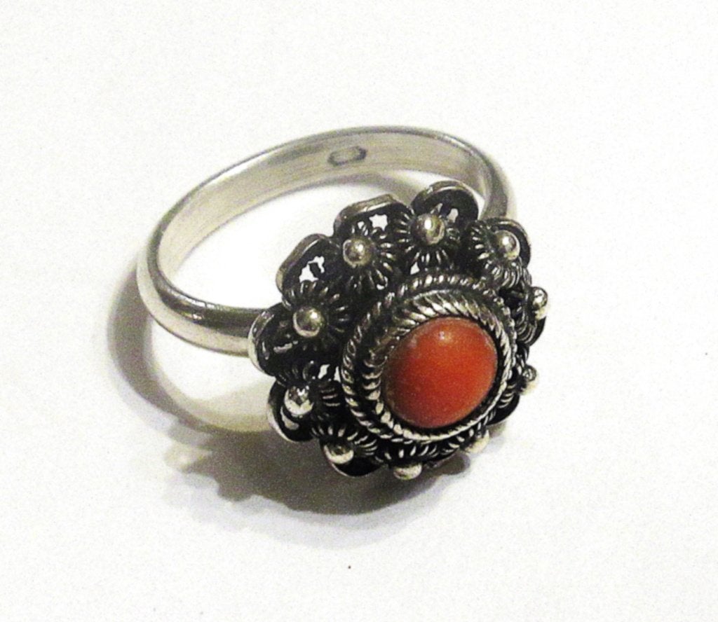 Zilveren filigraan Ring met koraal, Niekerk Schoonhoven M18, Handtassen en Accessoires, Antieke sieraden, Ophalen of Verzenden