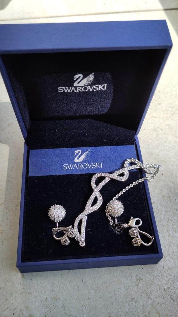 Swarovski oorbellen en halsketting, Ophalen