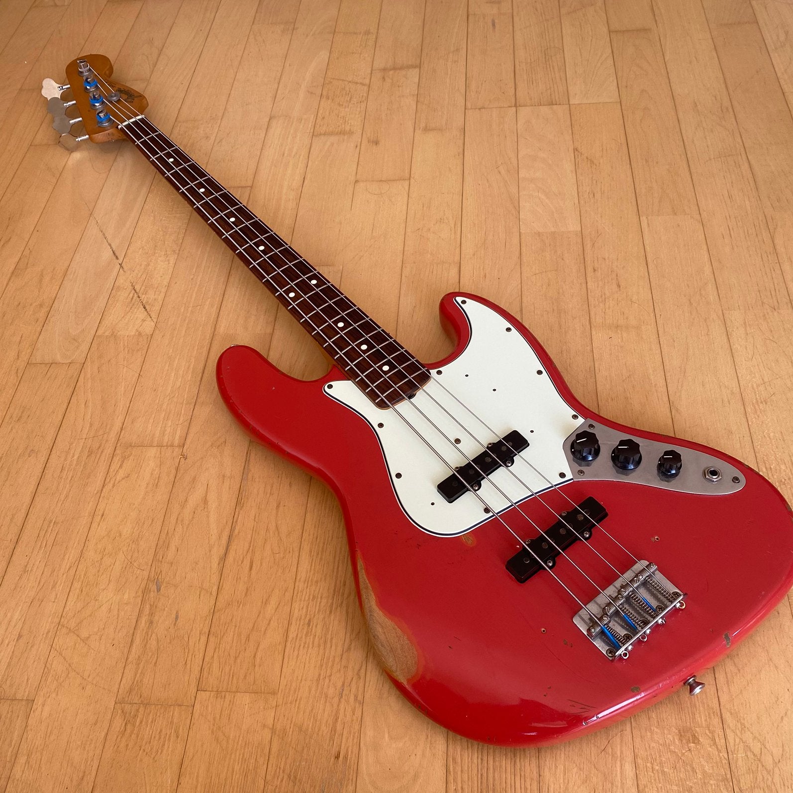 Fender Road Worn Jazz Bass 60 (2009) — Fiesta Red — 3,7 kg, Muziek en Instrumenten, Snaarinstrumenten | Gitaren | Bas, Ophalen of Verzenden