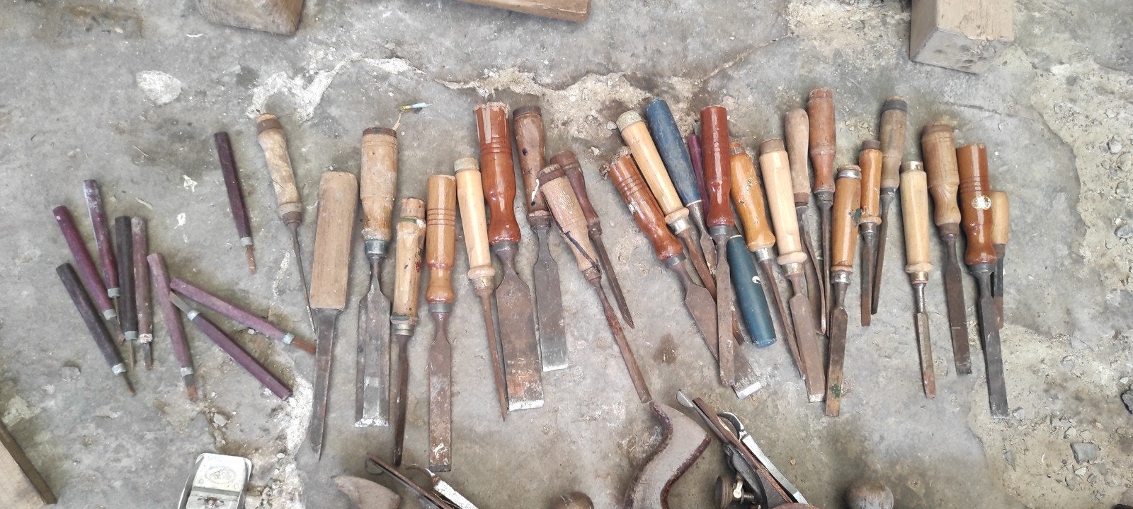 Manche en bois ancien pour le travail du bois traditionnel., Enlèvement
