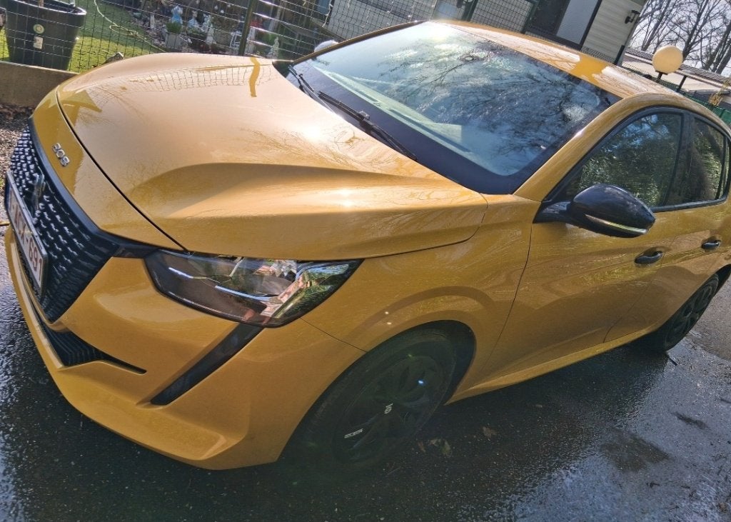 Peugeot 208 2020, 4 deurs, Achterwielaandrijving, Zwart, Leder en Stof