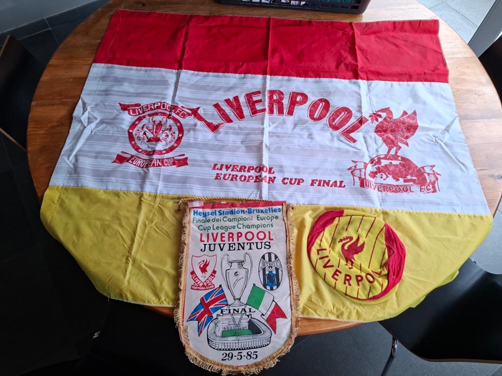 Een originele vlag, wimpel (pennant) en pet van Liverpool FC, Enlèvement ou Envoi