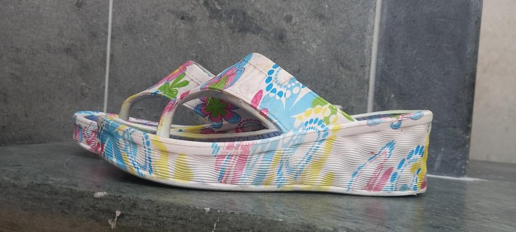 Teenslippers op rubberplateau Mt 41, Slippers, Overige kleuren, Ophalen of Verzenden, Gedragen