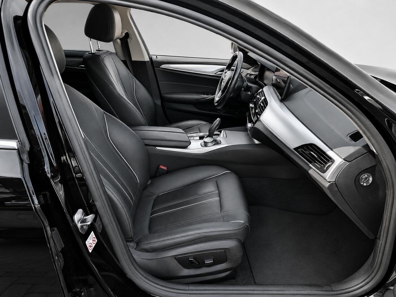 BMW 530 E - 292 PK - ADAPTIVE LED - DRIVE ASSIST PRO - TOPS, 0 kg, Euro 6, 216 kW, Noir