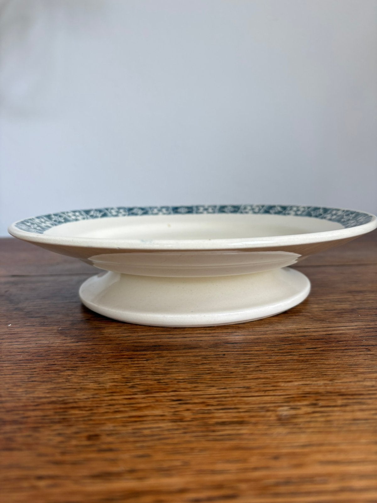 Franse brocante schaal op voet – Sarreguemines Ingham, Huis en Inrichting, Ophalen, Gebruikt, Taartplateau, Steen/keramiek