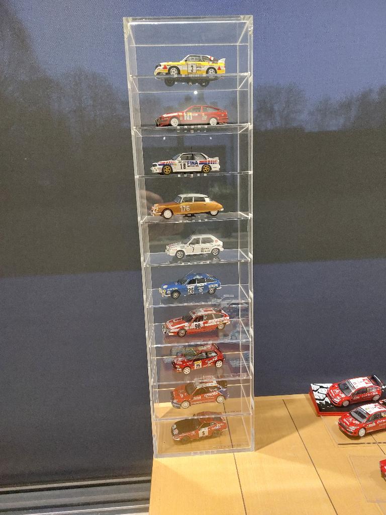 Miniatuur autodisplay, Hobby en Vrije tijd, Modelauto's | 1:43, Zo goed als nieuw, Auto, Overige merken, Ophalen