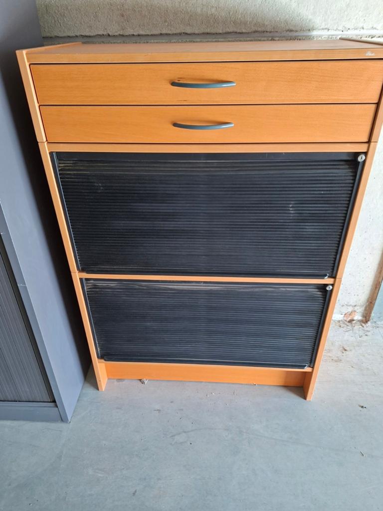 Houten kastje met roluikdeuren en schuif, Ophalen