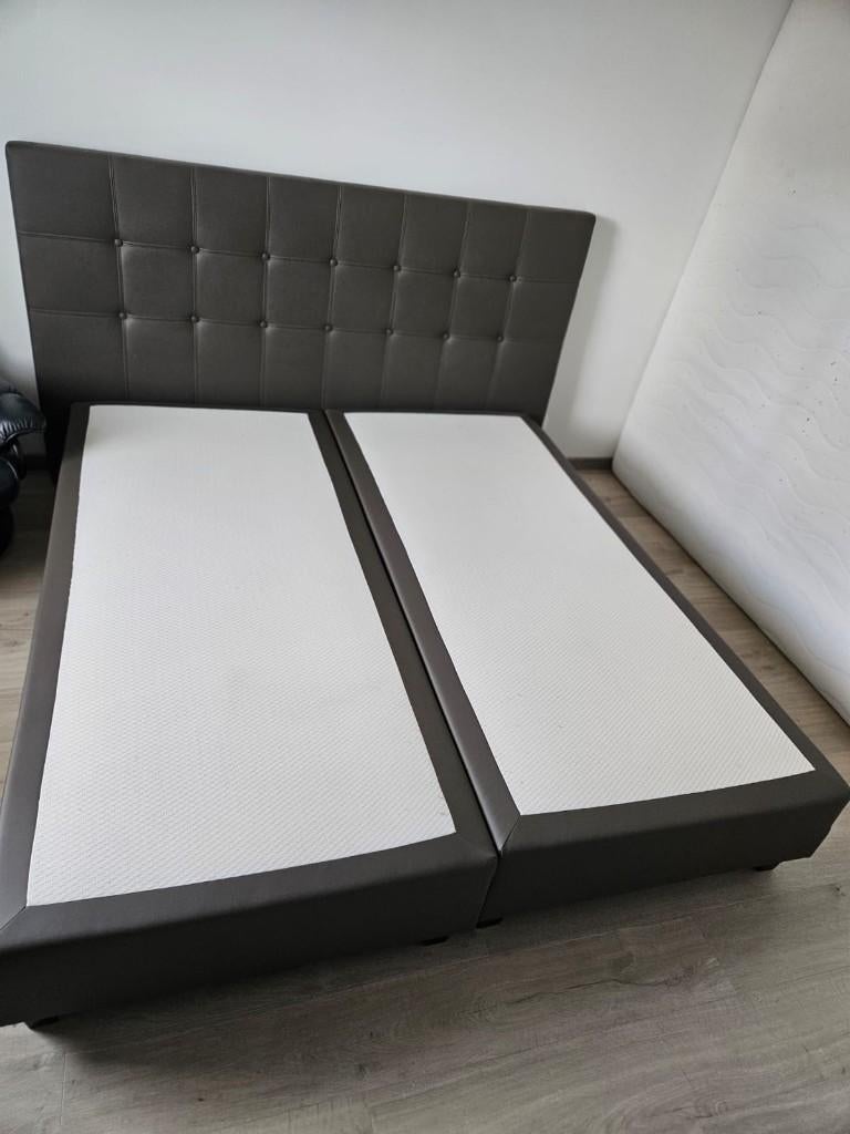 Lederen bed , zo goed als nieuw !, Comme neuf, Brun, Enlèvement, 180 cm