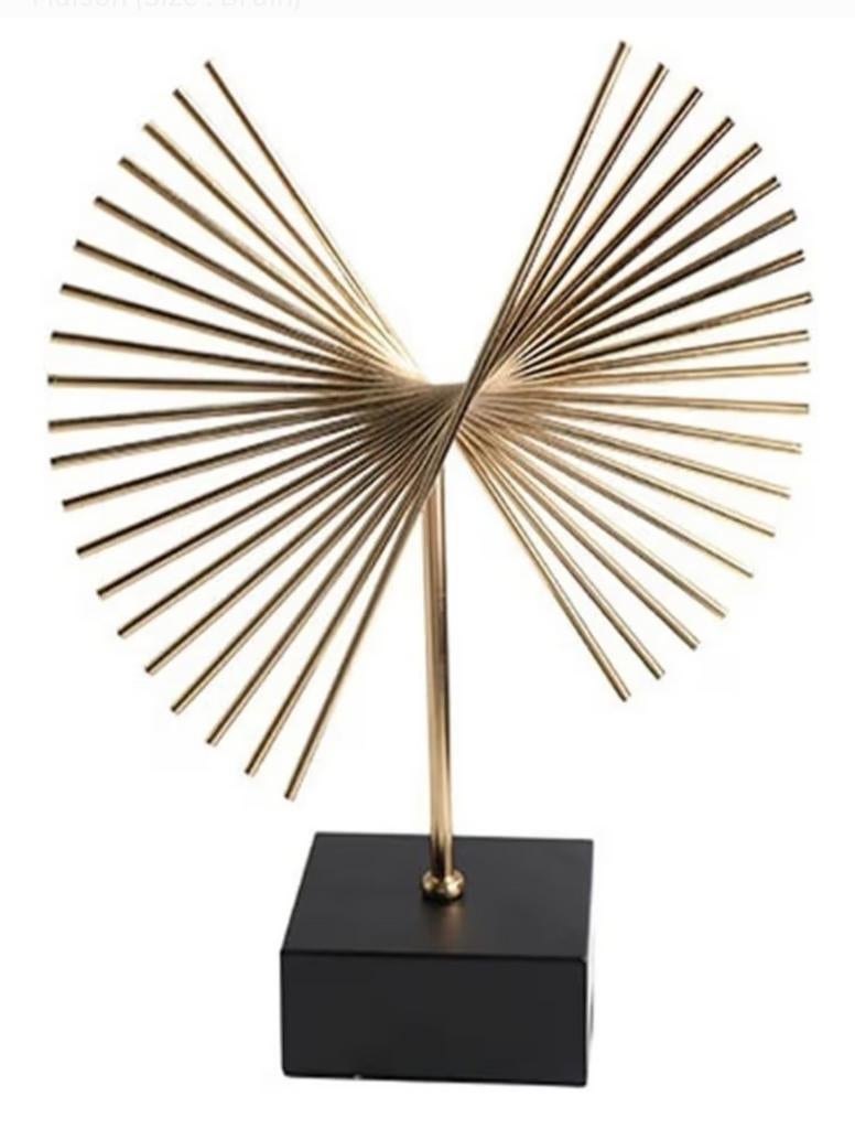 Decoratief standbeeld met metalen ritmeversieringen
