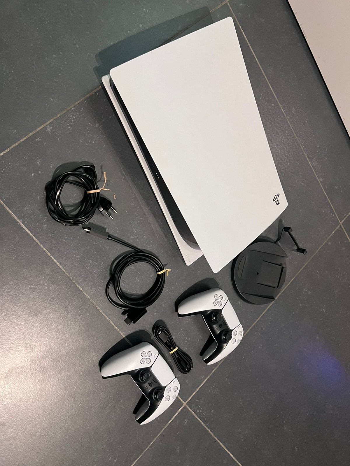 PS5 base model disk, 2 controllers, Games en Spelcomputers, Ophalen, Zo goed als nieuw, Playstation 5