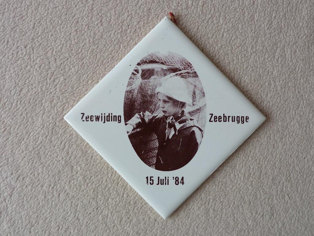 geglazuurd emaille tegel zeewijding Zeebrugge 15 juli 1984, Verzamelen, Scheepvaart, Ophalen of Verzenden, Zo goed als nieuw, Motorboot