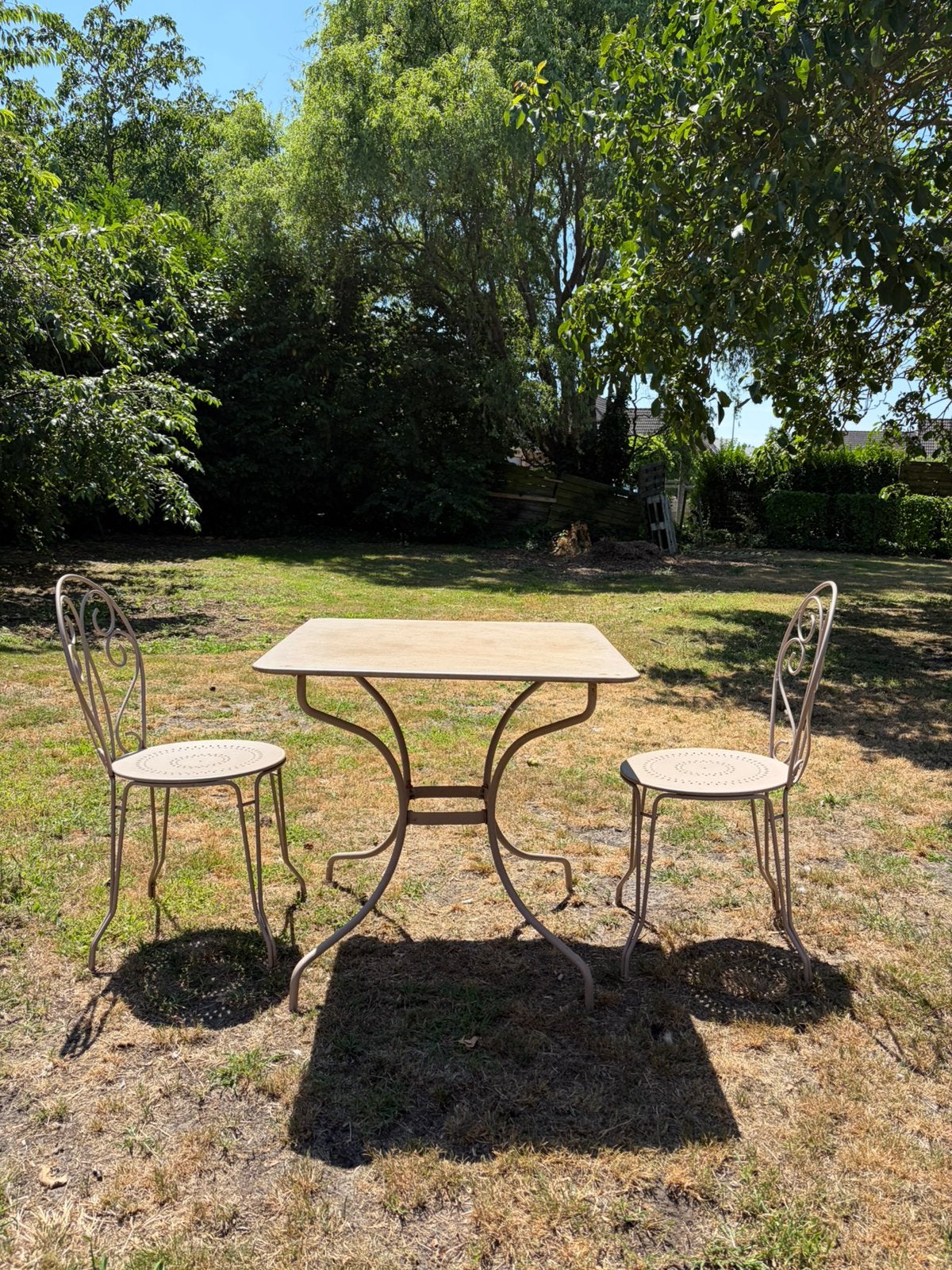 OPRUIMING - set tafel + 2 stoelen FERMOB, Jardin & Terrasse, Ensembles de jardin, Salons de jardin, Aluminium, Utilisé, Enlèvement