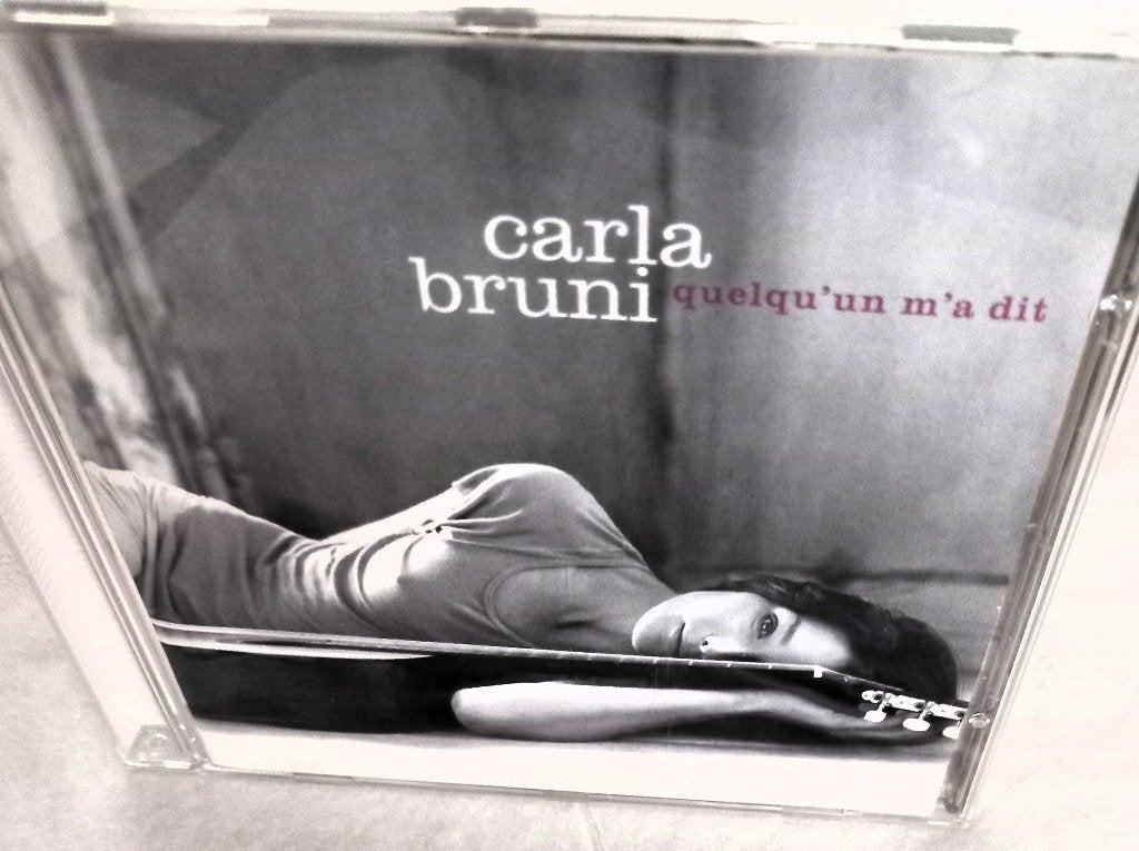 Carla Bruni - Quelqu'un m'a dit - 2002, Comprend un livret, Comme neuf, Enlèvement, Chanson