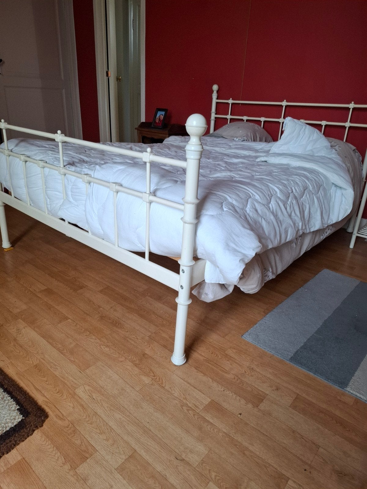 Wit ijzer bed 1meter 45 breed plus nachtkast, Enlèvement, Blanc