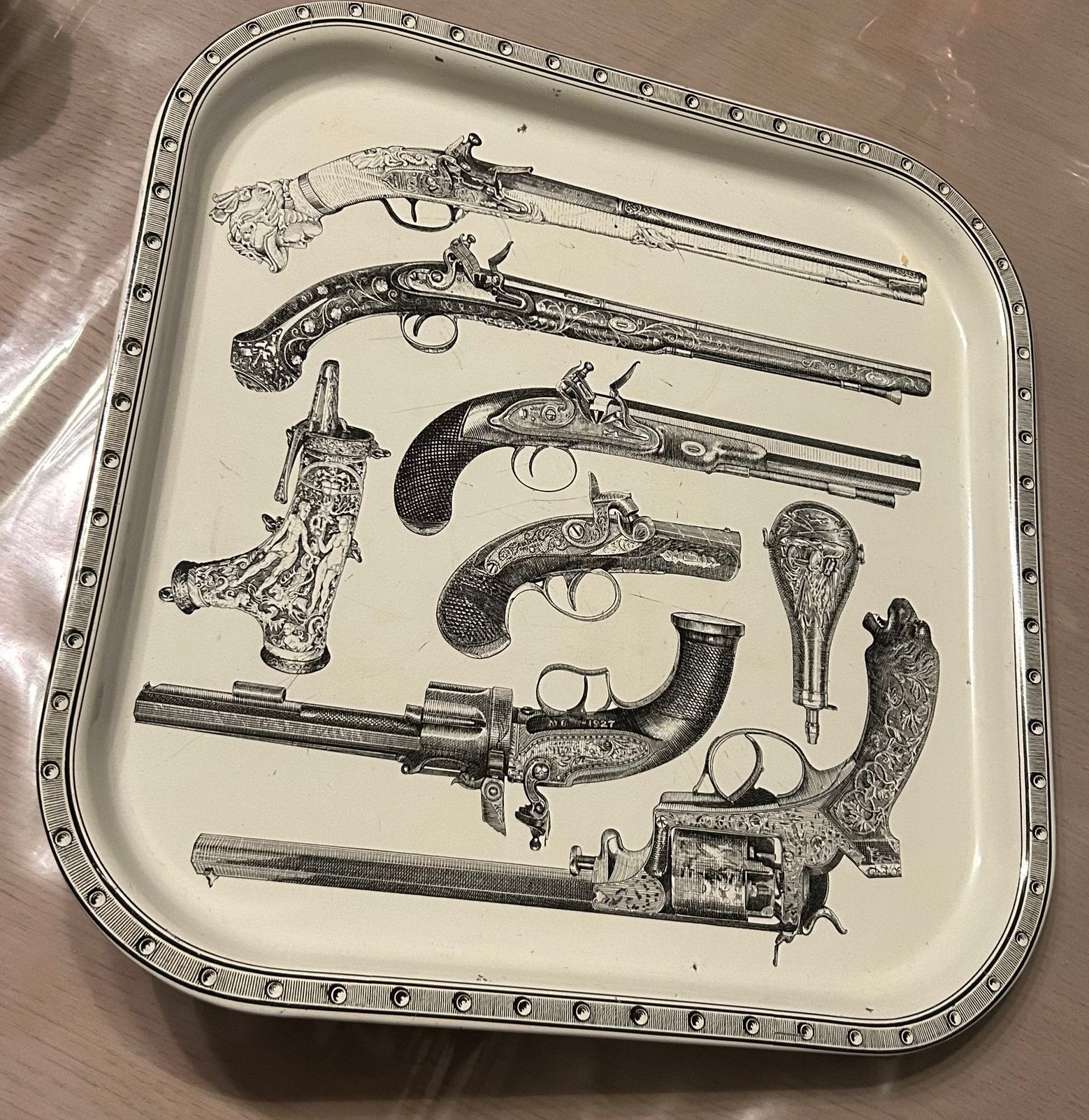 Vintage metalen dienblad met antieke vuurwapens, Ophalen