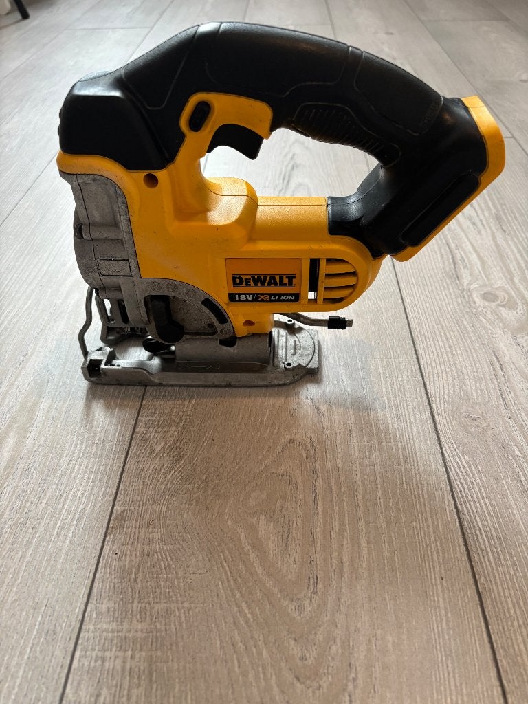 DeWalt DCS331 18V XR Decoupeerzaag (Body), Ophalen of Verzenden, Gebruikt, Zaag, DeWalt