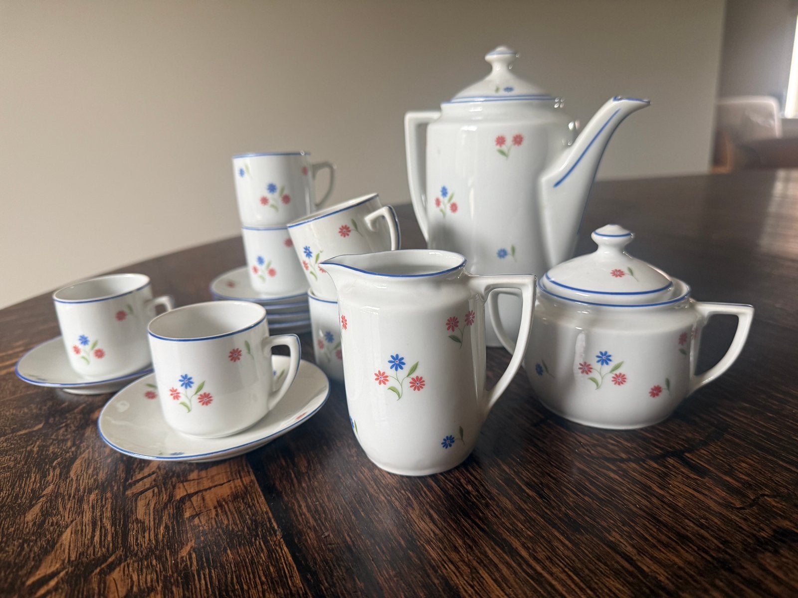Porseleinen koffie/mokka servies uit Tsjechoslovakije, Ophalen