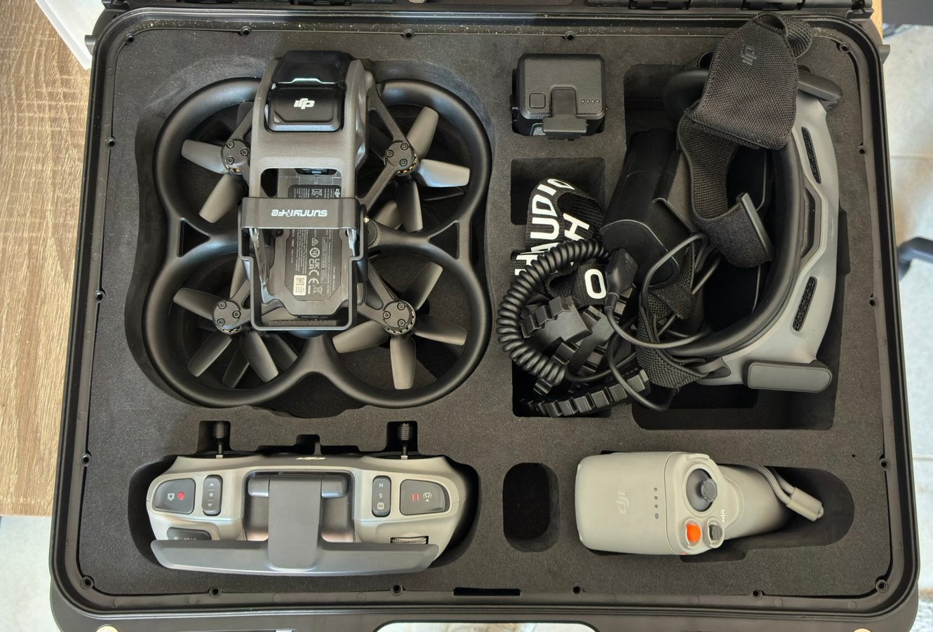 DJI Avata 1 - met FPV controller, TV, Hi-fi & Vidéo, Drones, 250 à 900 g, Vue à la première personne (FPV), 1 à 5 km, Comme neuf