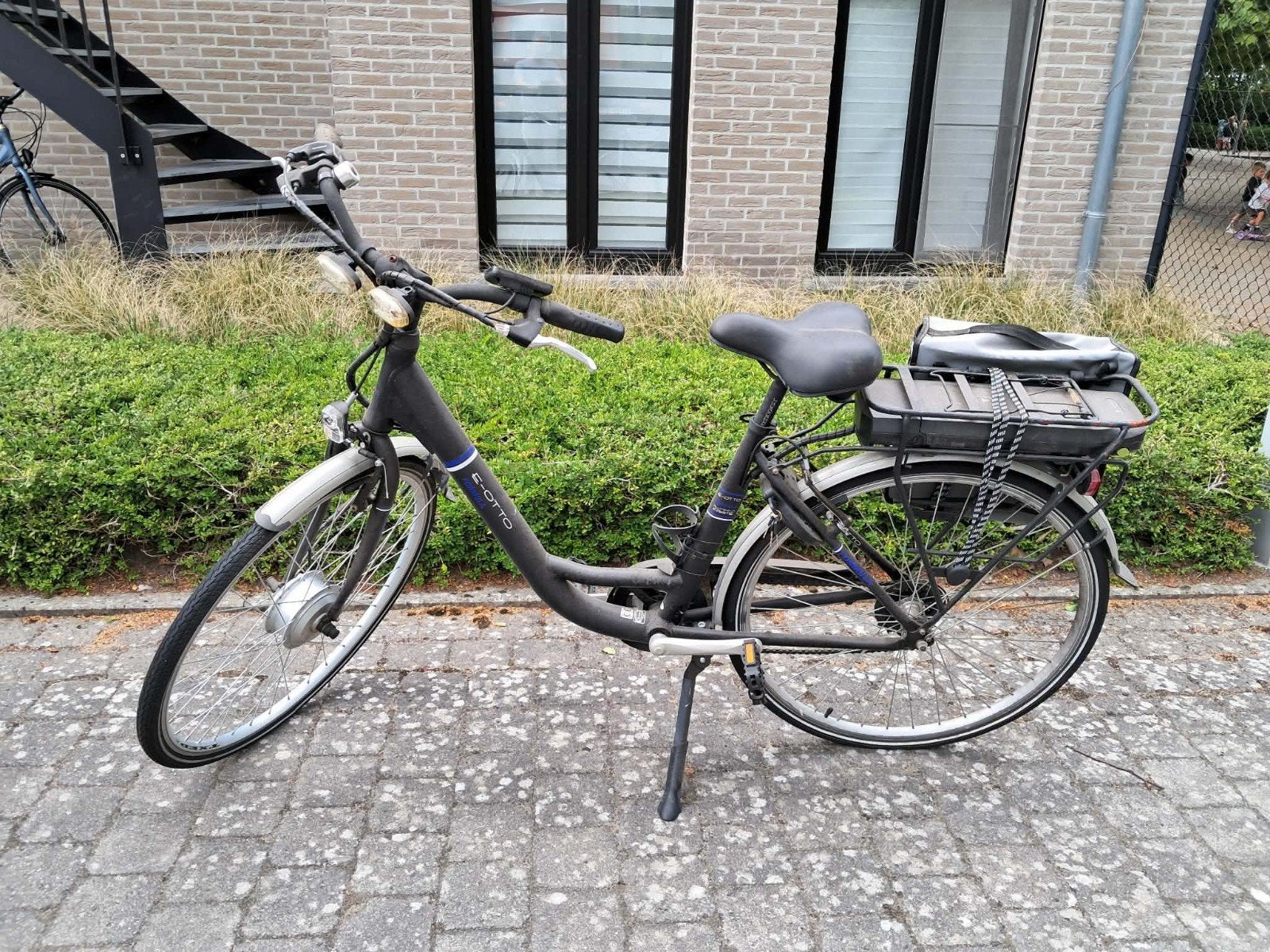 Elektrische fiets met gratis nieuwe helm met lichtjes in., Ophalen, Gebruikt