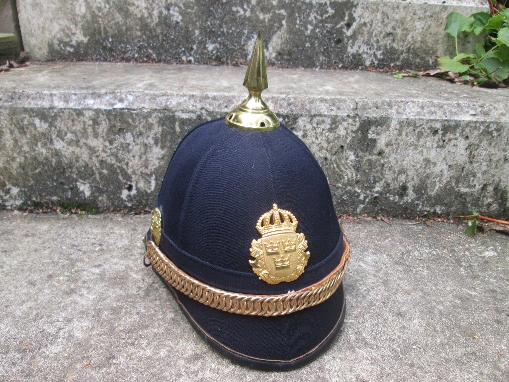Stoffen pinhelm met embleem van Zweden vuurverguld, Verzamelen, Ophalen of Verzenden
