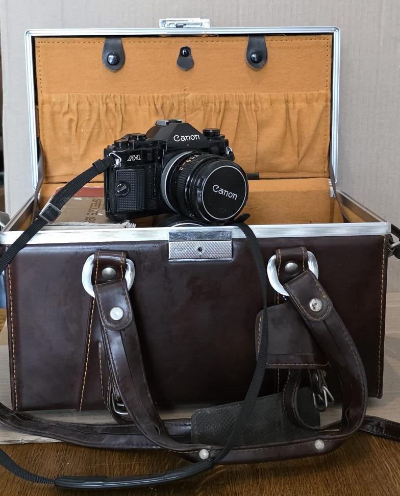 Canon A-1 en diverse accessoires in een luxe leren tas, Audio, Tv en Foto, Ophalen, Gebruikt, Compact, Canon