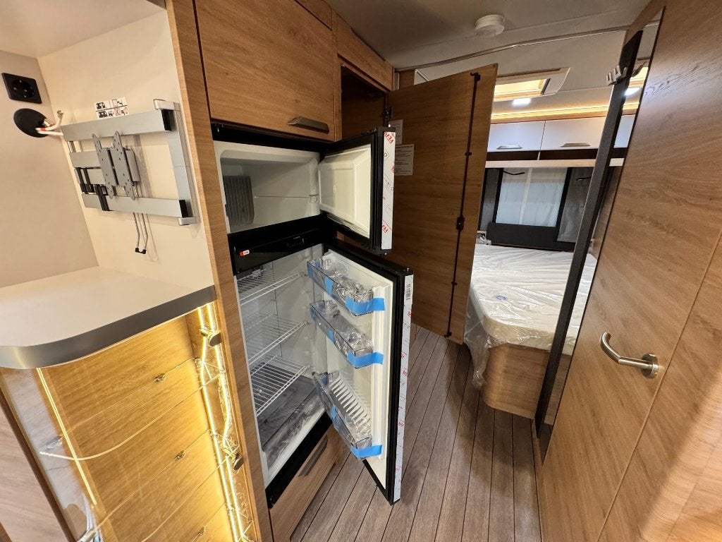 Knaus 580 UK Snow Edition, Vast bed, 7 tot 8 meter, Bedrijf, Treinzit