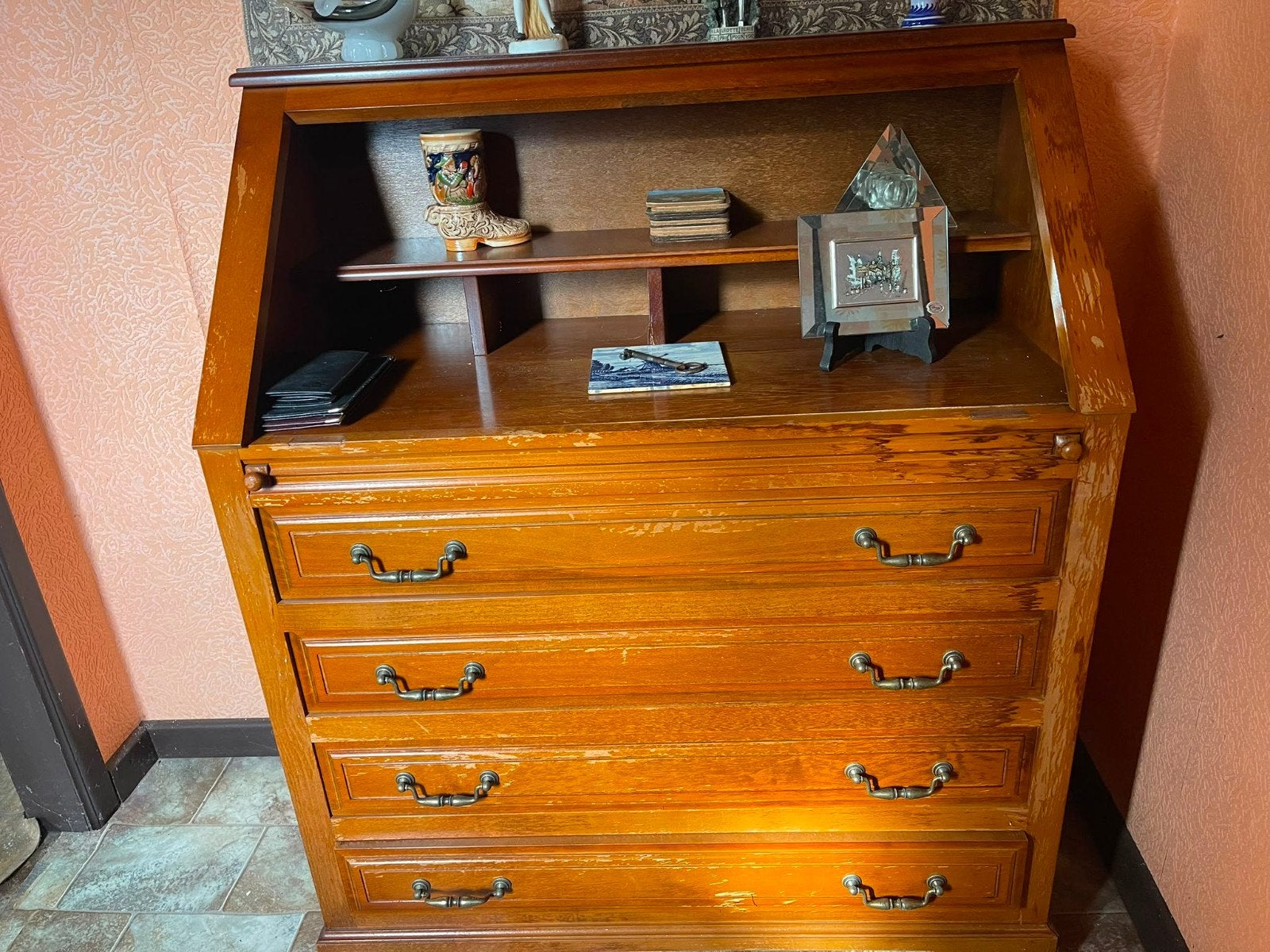 Bureau met laden, Ophalen