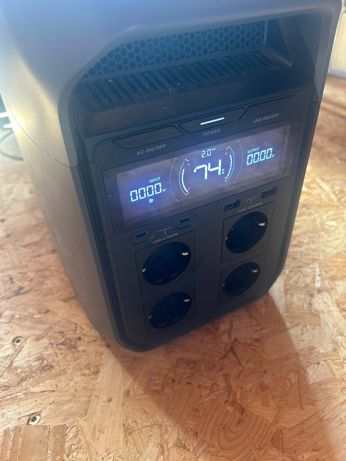 Elektronische oplaadbare powerbox met zonnepanelen, Ophalen, Zo goed als nieuw