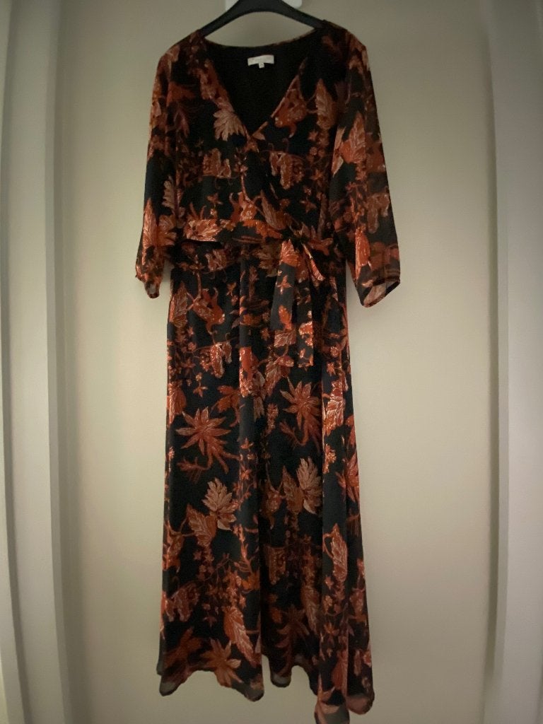 Kleed bruin met tekening Améline maat 46, Kleding | Dames, Bruin, Maat 46/48 (XL) of groter, Ophalen of Verzenden, Améline