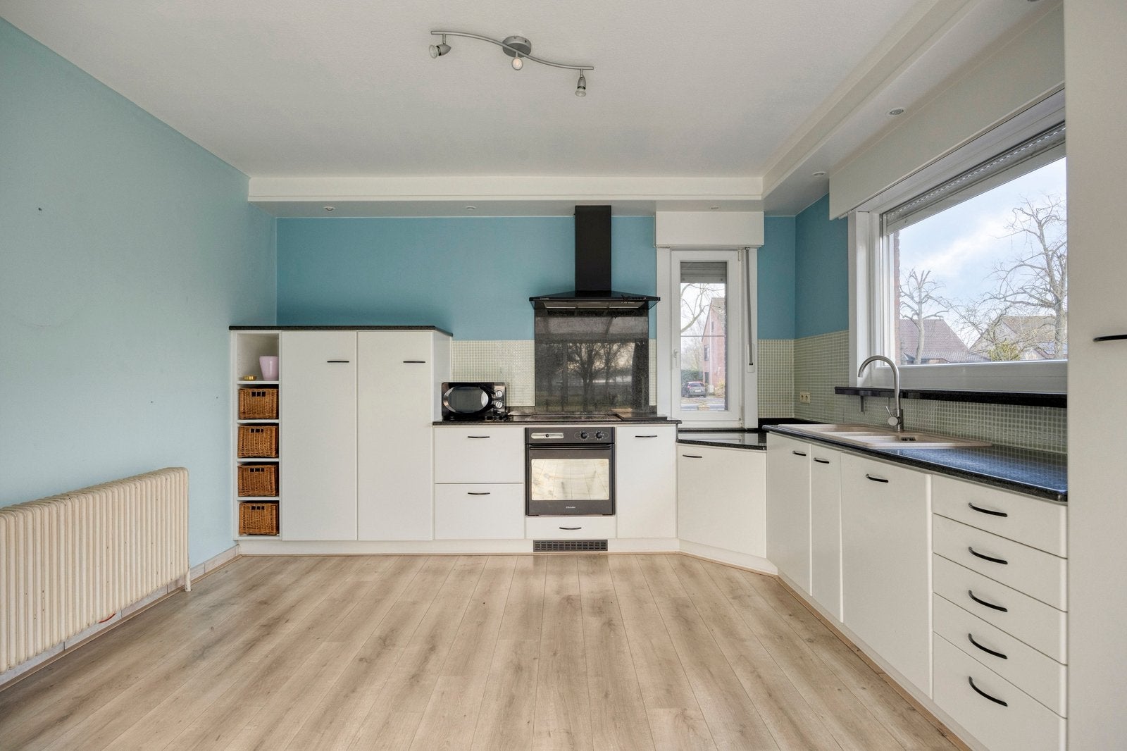 Gratis afhalen - Keuken incl. apparatuur, Huis en Inrichting, Keuken | Complete keukens, Gebruikt, Hoekkeuken, Wit, Graniet of Steen