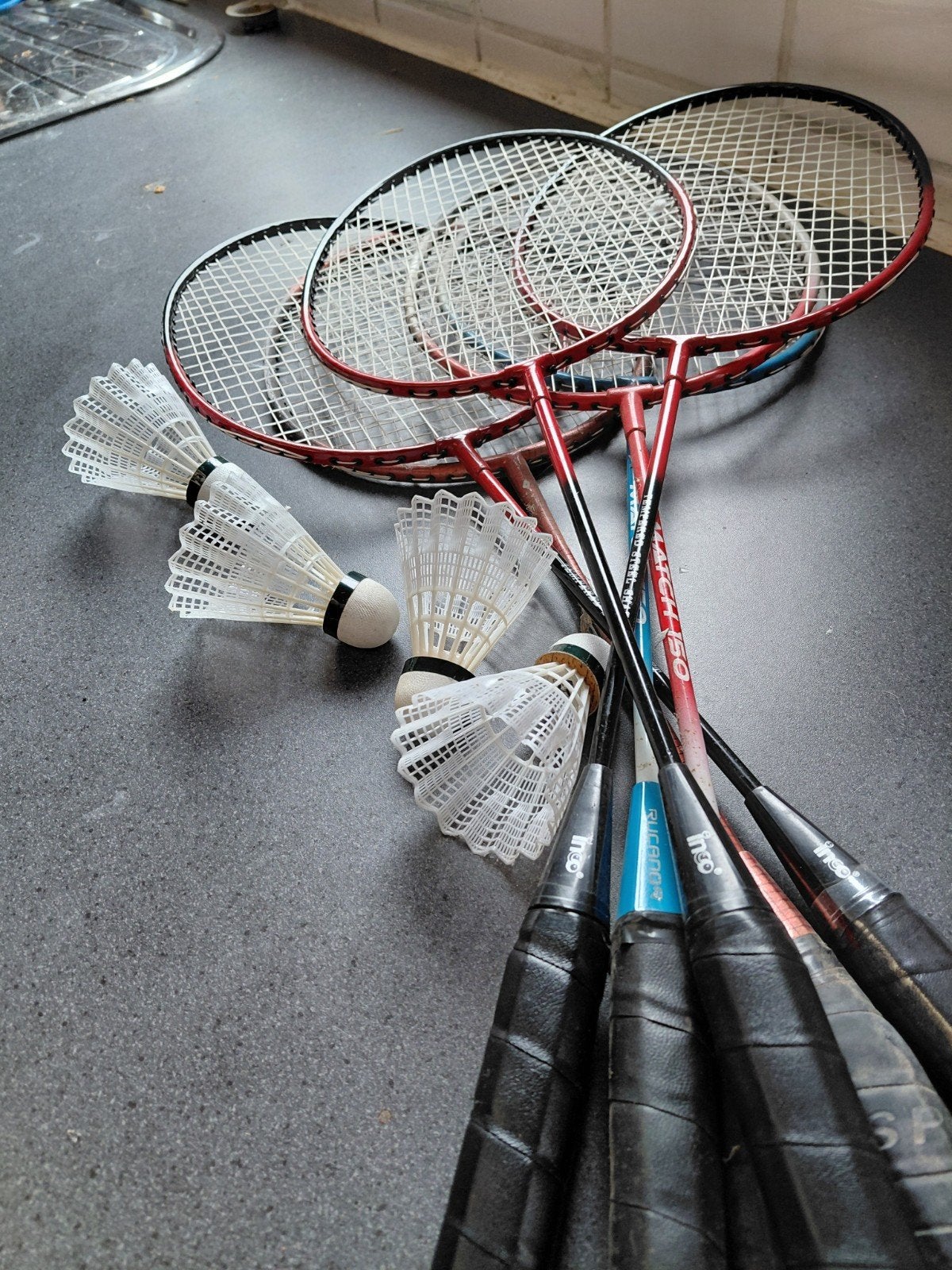 verschillende badmintonraketten, Ophalen
