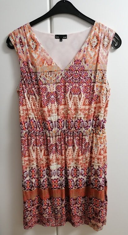 Zomerjurk met zachte oranje print en V-hals, 44, Kleding | Dames, Ophalen of Verzenden, Nieuw, Oranje
