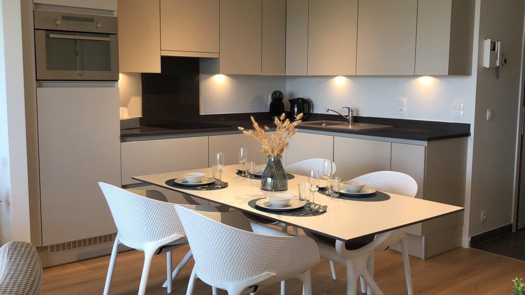Vakantieappartement Nieuwpoort met fietsen, garage, zwembad