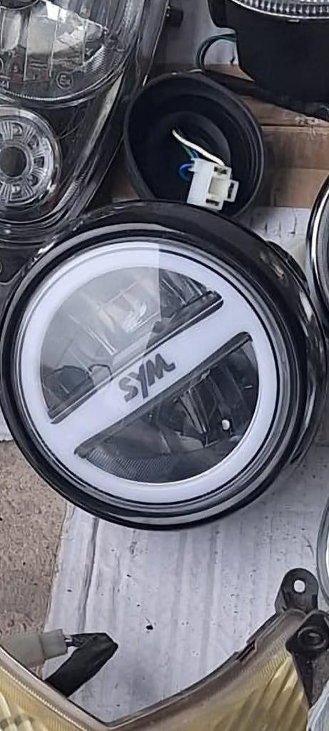 Phare Sym X Pro, nouveau modèle à LED, original par Sym, Vélos & Vélomoteurs, Pièces de cyclomoteur | Général, Phare, Enlèvement ou Envoi