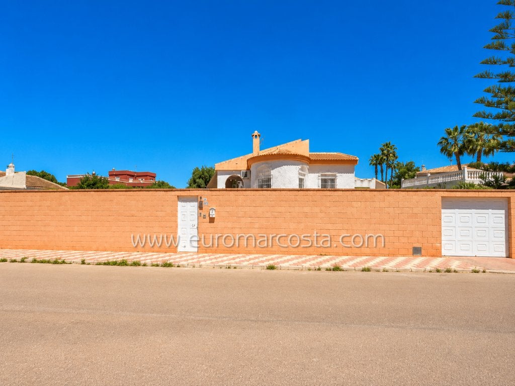 REF T95595 - Magnifique villa avec piscine privée, 200 m², Ville, Maison d'habitation, Espagne