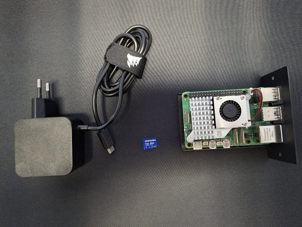 Raspberry Pi 5 8GB + 128GB SD + voeding + actieve koeling, Hobby en Vrije tijd, Ophalen of Verzenden, Zo goed als nieuw