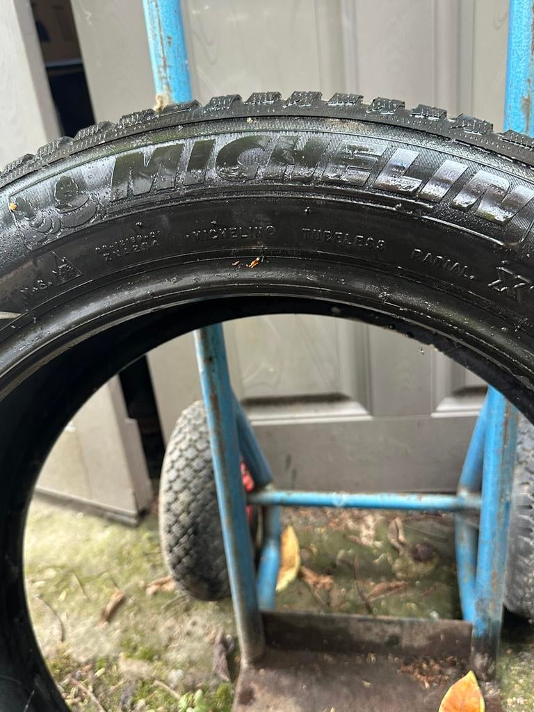 Un pneu  MICHELIN 205/55 R17, Enlèvement