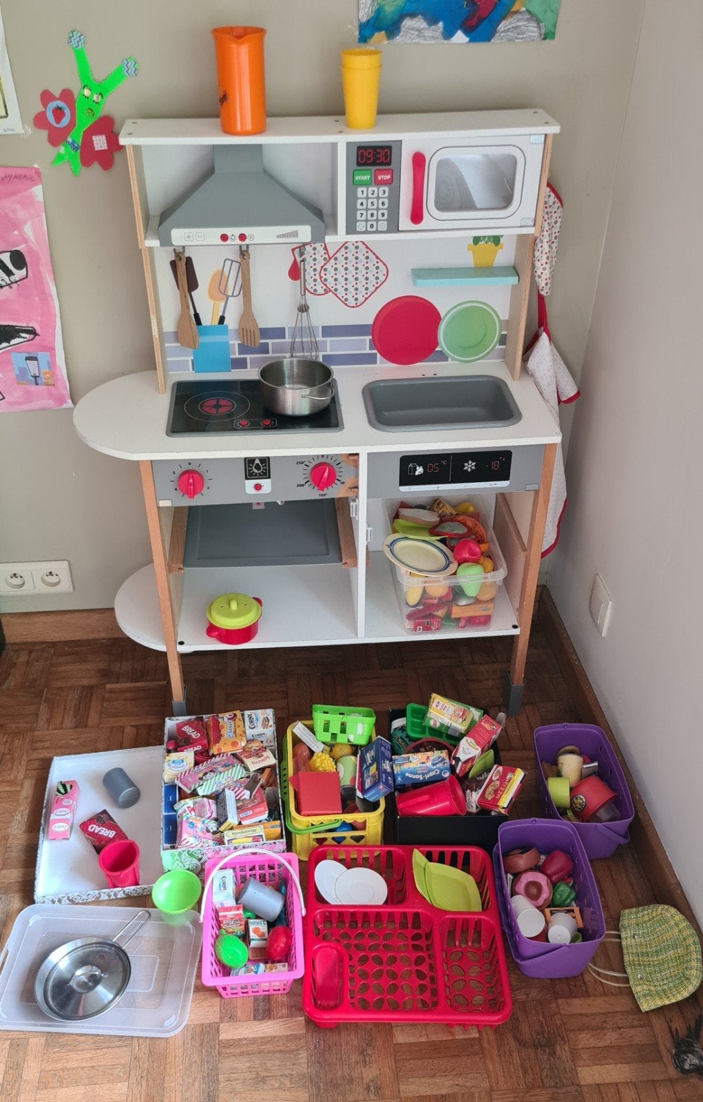 Cuisine enfant en bois + énorme lot d'accessoires, Enfants & Bébés, Enlèvement, Bois