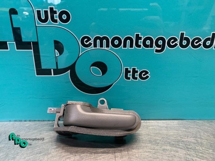 Poignée portière 2portes gauche d'un Peugeot 107 (107 05-), -, 3 mois de garantie, Utilisé, -