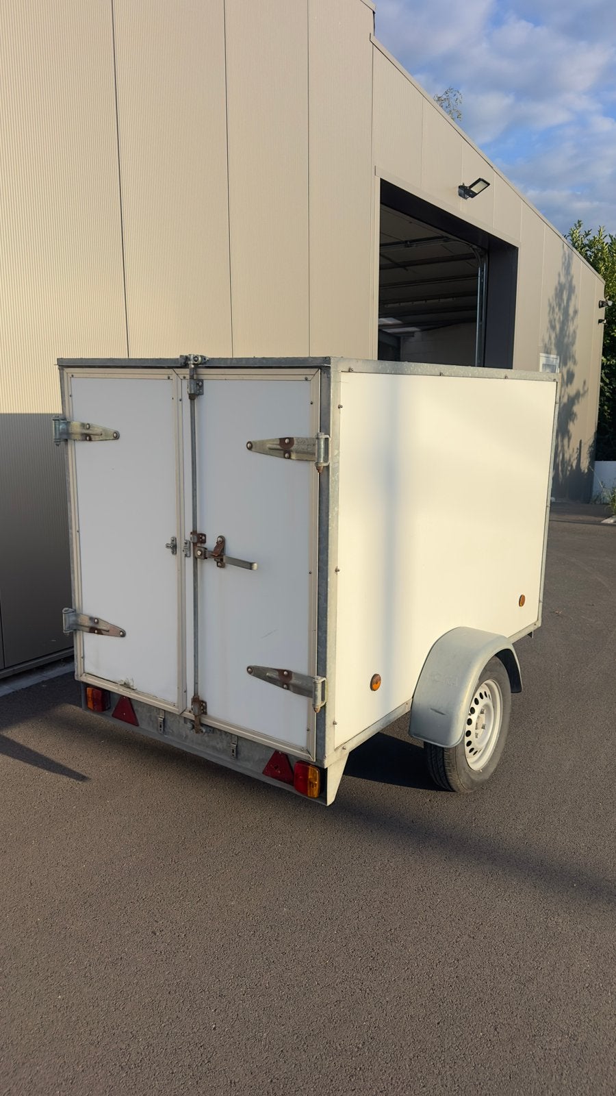 Gesloten aanhangwagen., Enlèvement, Utilisé