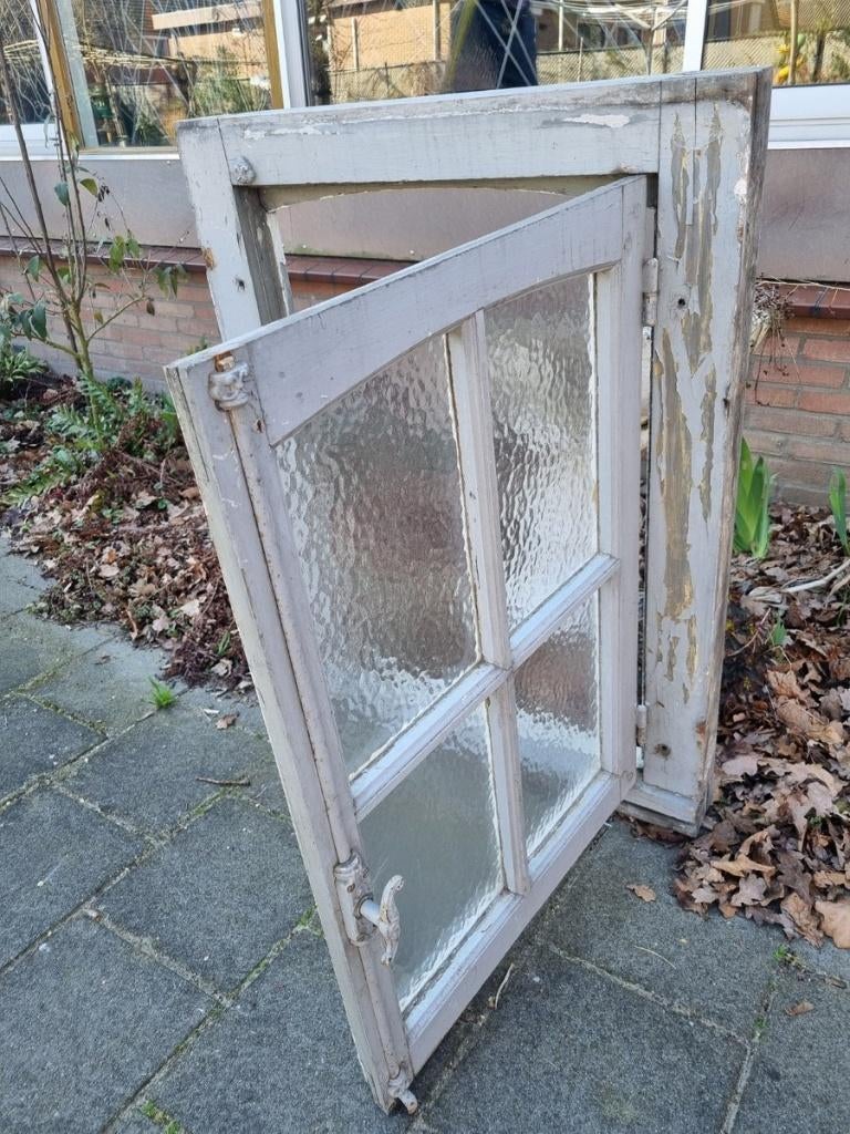 Oud raam / raamkozijn, enkel glas gebobbeld , mooi beslag, Doe-het-zelf en Bouw, Ophalen, Gebruikt